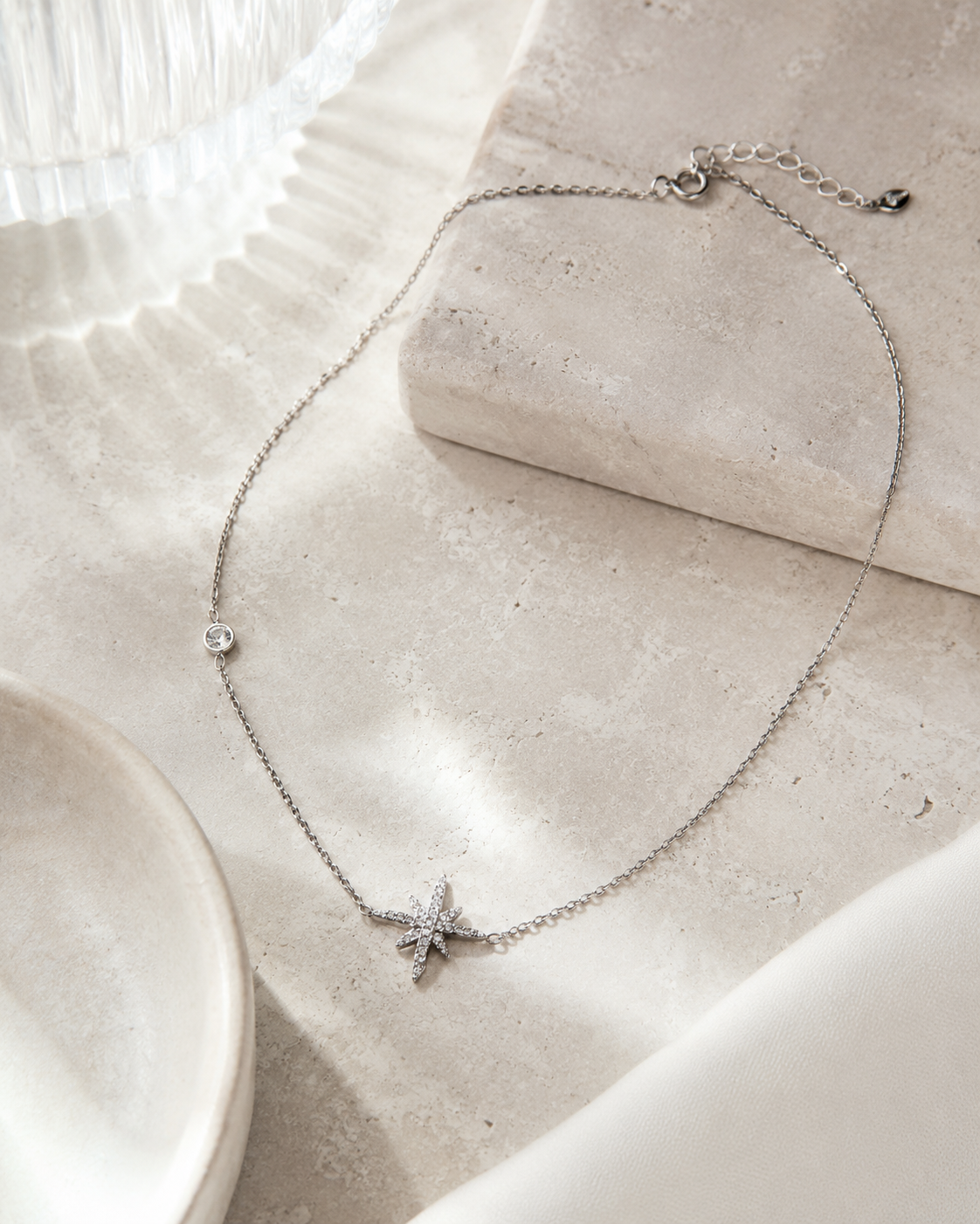 Collier Astrée argenté dans une mise en scène éditoriale CALYORE
