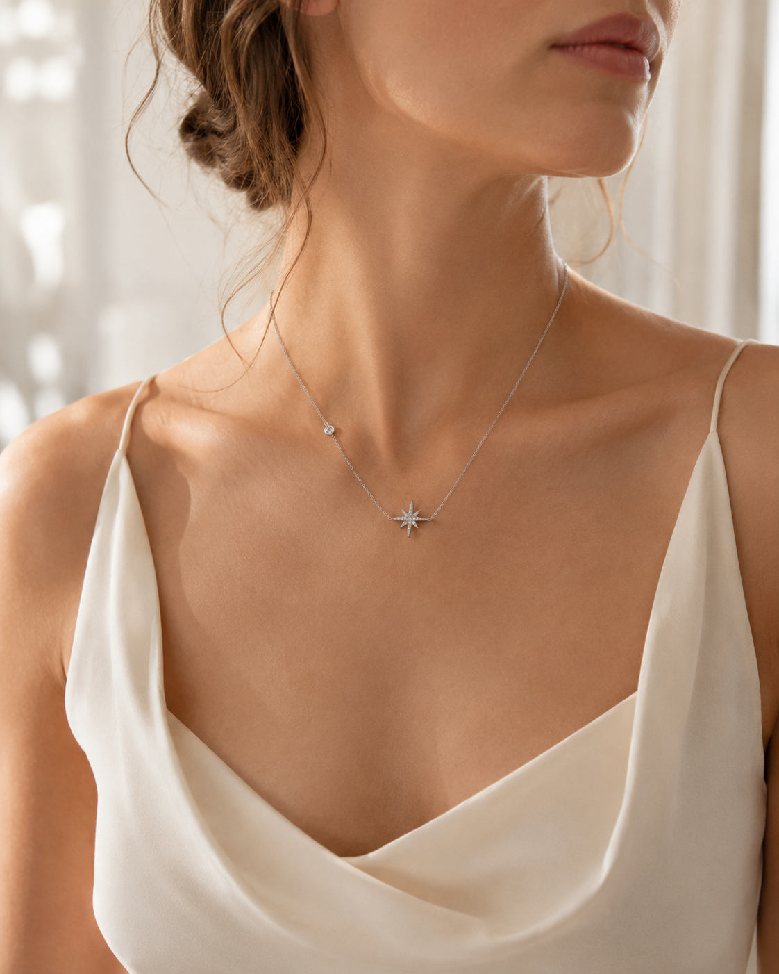 Collier Astrée argenté porté au décolleté
