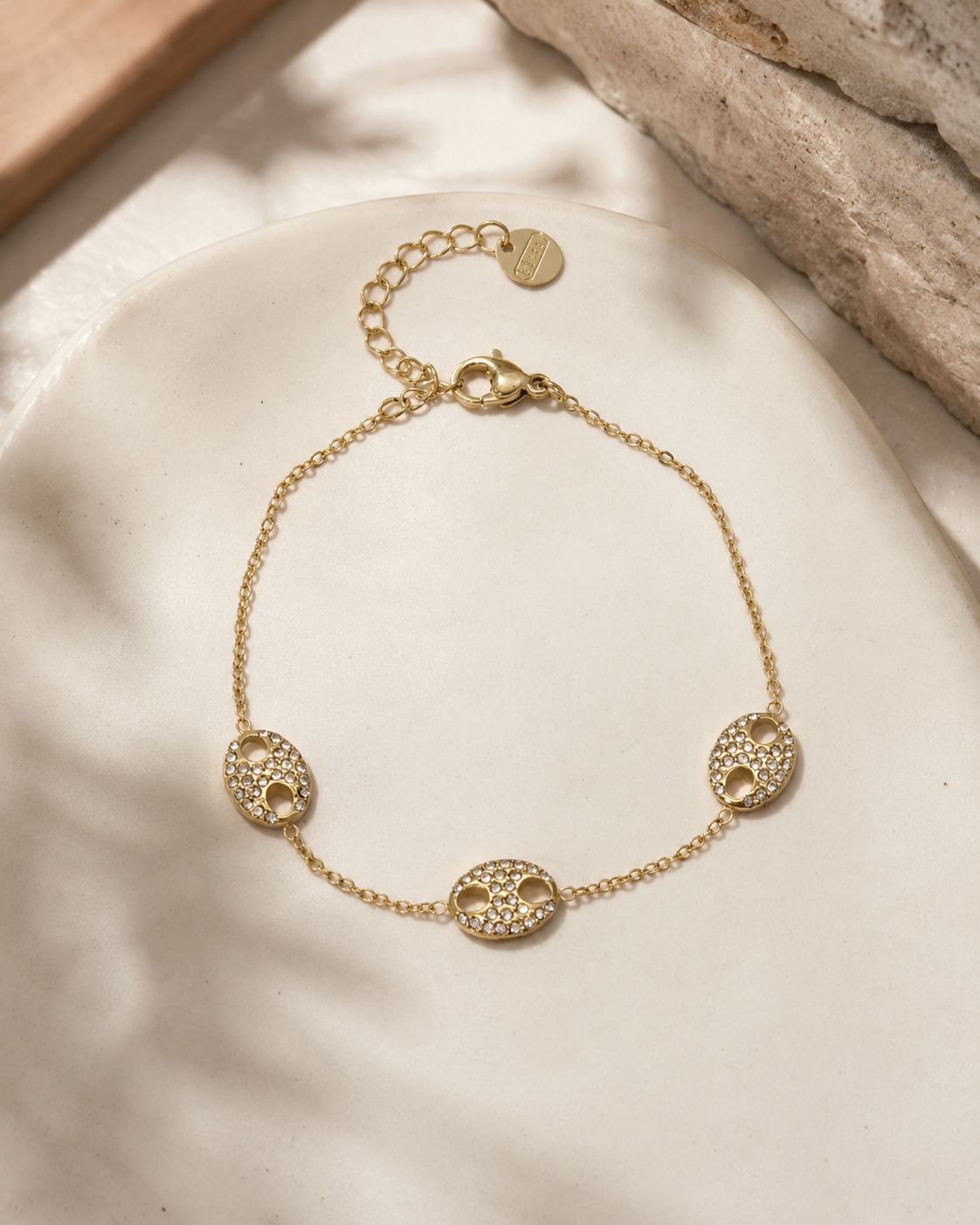 Bracelet Grain de Lumière doré dans une mise en scène éditoriale CALYORE