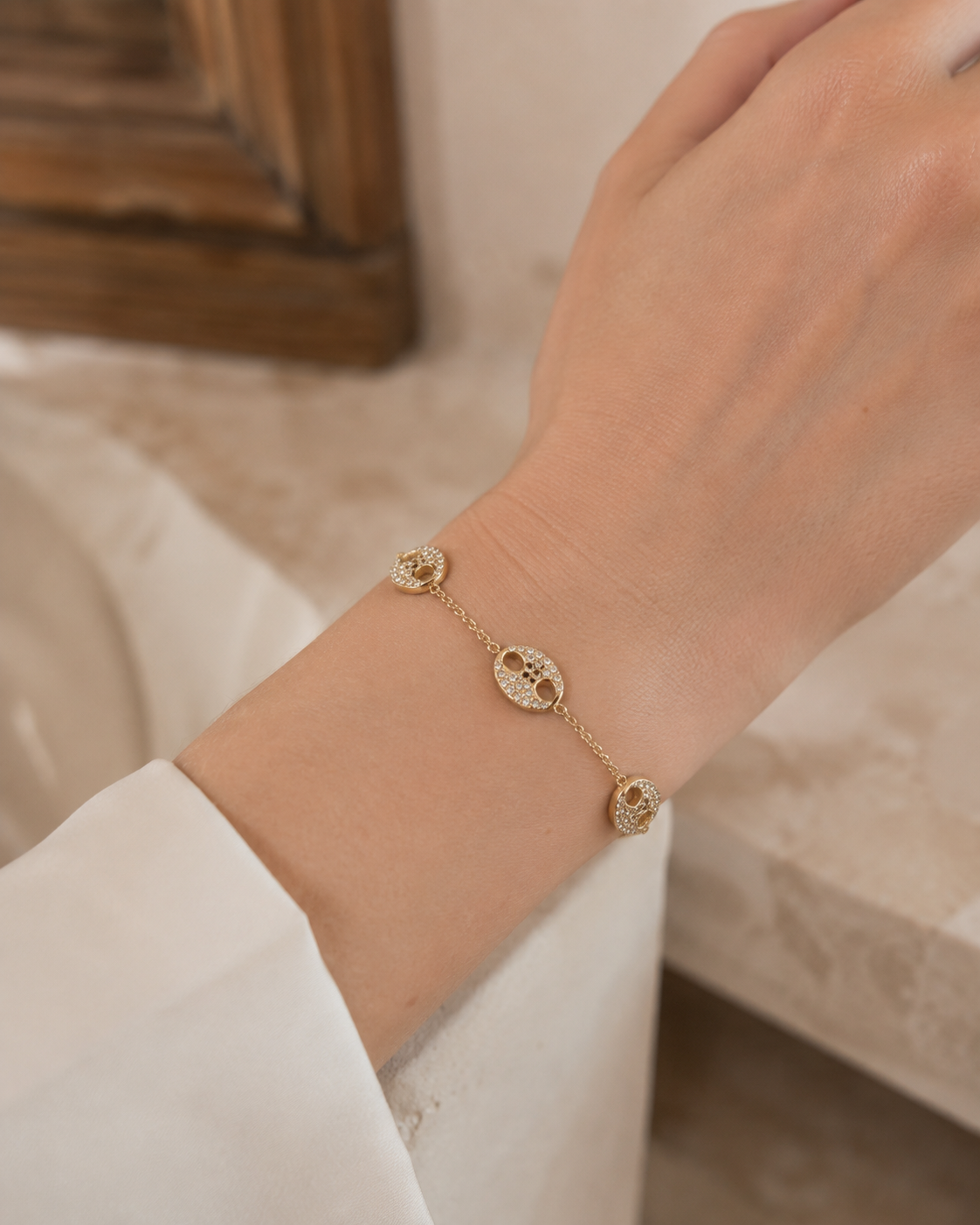 Bracelet Grain de Lumière doré porté au poignet