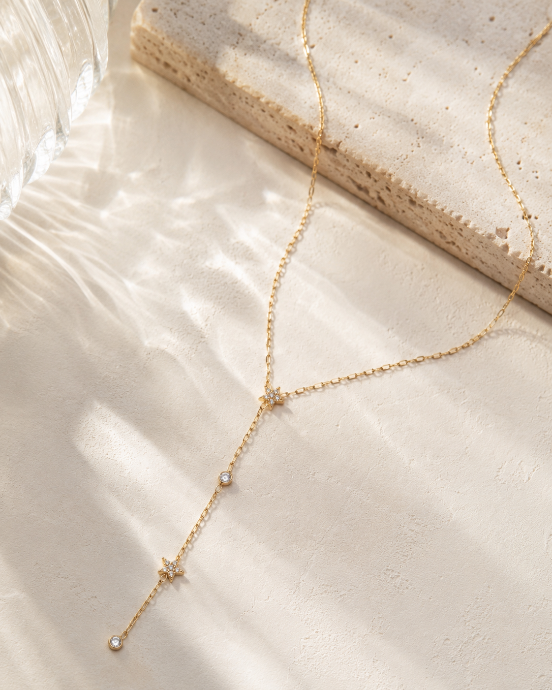Collier Ligne Astrale doré dans une mise en scène éditoriale CALYORE