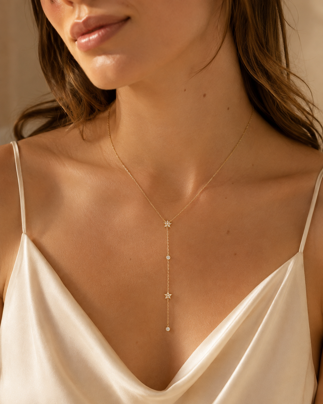 Collier Ligne Astrale doré porté au décolleté